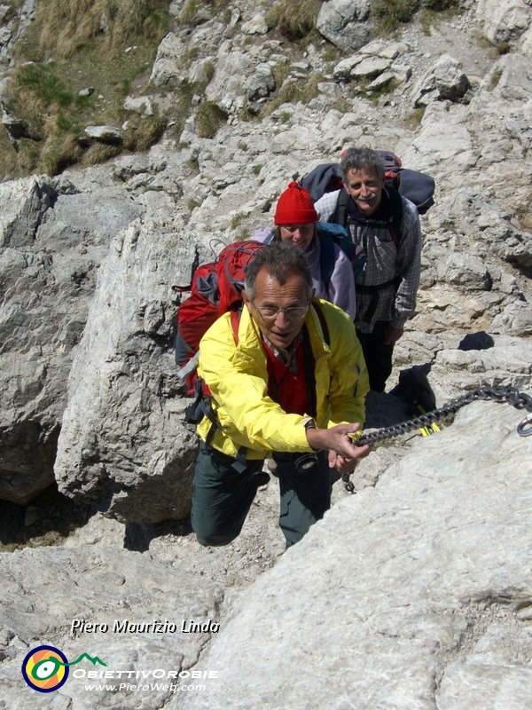 45.1 ultimo sforzo con l'aiuto della catena....jpg